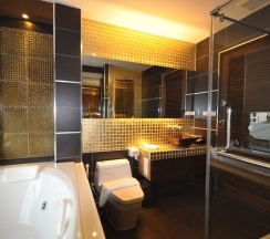 Люкс с балконом в Chalelarn Hotel