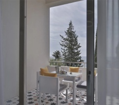 Сюит с террасой с видом на море в Garden Resort