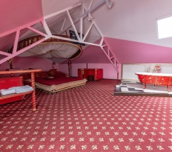 Команта двухуровневая с 1 двуспальной кроватью в Волна