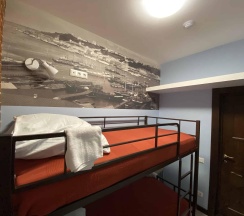 Кровать в 2-местном общем номере №4 в Стрежень