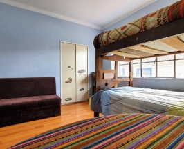 Кровать в общем номере с красивым видом из окна в Inka City Hostel