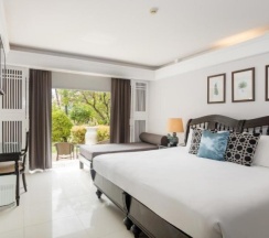 Двухместный номер Deluxe Terrace Garden Access с балконом двуспальная кровать в Thavorn Palm Beach Resort Phuket