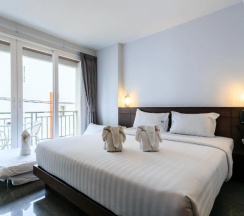 Трёхместный семейный номер Standard с балконом в 7Q Bangla Hotel