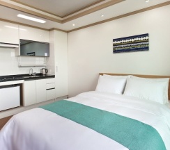 Двухместный номер Standard с балконом и с видом на океан двуспальная кровать в Familia Hotel Jeju