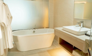 Двухместный номер Amora Grand с видом на бассейн двуспальная кровать в Amora Beach Resort Phuket