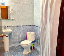 Семейный люкс с 2 комнатами с балконом и с красивым видом из окна в Наш дом