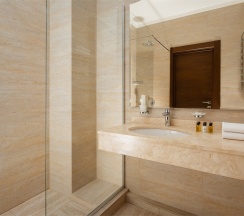 Номер Family Room Premium с двуспальной кроватью, односпальной кроватью и диваном в Movenpick Resort&SPA Anapa Miracleon