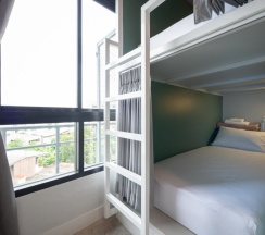 Кровать в общем номере в Yaks House Hostel