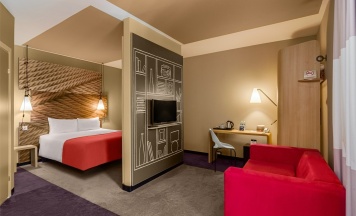 Номер Premium - с одной двуспальной кроватью и диваном в Ibis Москва