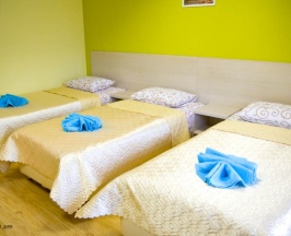 Четырехместный номер с общей ванной комнатой в Альянс