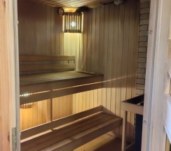 Коттедж с балконом и с красивым видом из окна в Солнечный