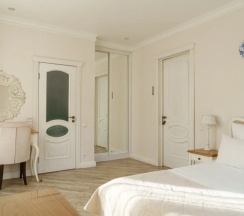 Двухместный полулюкс Provence №20 c 1 комнатой с балконом и с красивым видом из окна двуспальная кровать в Лель