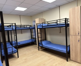 Кровать в 10-местном общем мужском номере в Точка