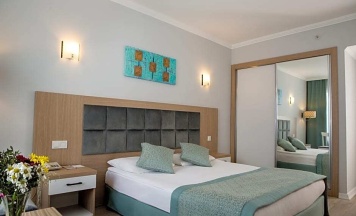 Двухместный номер Standard с видом на море двуспальная кровать в Antalya Adonis Hotel
