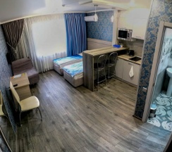 Трёхместная студия Comfort с красивым видом из окна (двуспальная кровать) в Апартаменты Трехместная Студия с видом на Озеро и Колесо Обозрения МО / 1