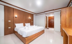 Двухместный номер Deluxe с балконом двуспальная кровать в GP House Phuket Patong Beach