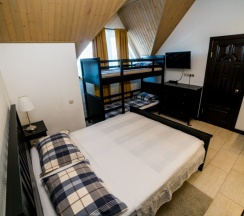 303 - Четырехместный мансардный номер с боковым видом на море в Азов Инн