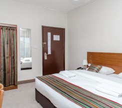 Четырёхместный номер Standard с 2 комнатами с видом на город в Antika Amman Hotel