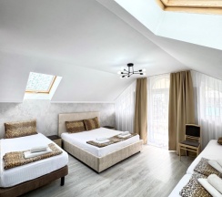 Пятиместный номер Standard с балконом в Ольга