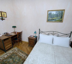 Четырехместный номер люкс с видом на монастырь в Покровская