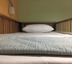 Кровать в общем номере с балконом в Zleep63 - Hostel