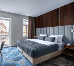 Люкс с балконом, гидромассажной ванной и видом на город в V Hotel&Rooftop lounge
