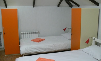 Кровать в общем четырехместном номере для женщин в Белый тополь