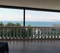 Семейный двухкомнатный с террасой и видом на море в Aqualife