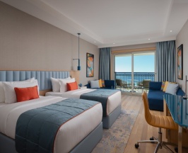 Двухместный номер Deluxe с балконом и с видом на море двуспальная кровать в Rixos Water World Aktau 