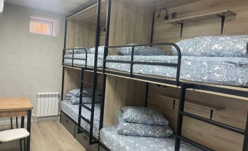 Кровать в 8-местном общем мужском номере №1 в На Лечебной