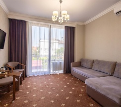 Номер первой категории  "Улучшенный люкс с балконом" в Mari