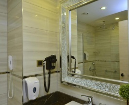 Двухместный номер Deluxe с частичным видом на море двуспальная кровать в Azura Deluxe Resort & Spa