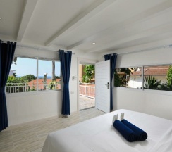 Двухместный номер Deluxe с балконом двуспальная кровать в Kata White Villas