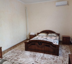 Комната комфорт с 1 односпальной и 1 двуспальной кроватью в Кристалл