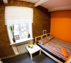 Небольшая двухместная комната с двуспальной кроватью в Gallery and more