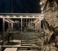 Дом у детской площадки с 2 спальнями, беседкой и мангалом в Мы дома-Зеркальный лес