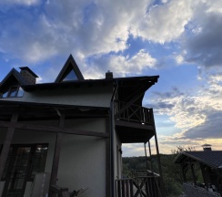 Коттедж Superior с балконом и с красивым видом из окна в Горки