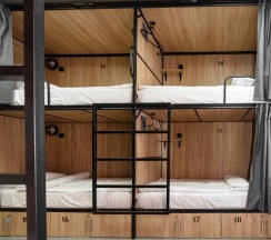 Кровать в мужском 8-местном номере (удобства на этаже) в Sleep box