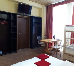 Номер полулюкс с 1 односпальной и 1 двуспальной кроватью в Red House
