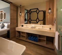 Семейный номер Premier с балконом и с видом на море в Avista Grande Phuket Karon - MGallery