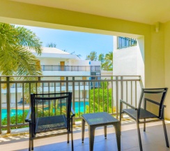 Четырёхместный люкс семейный с балконом в Отель Holiday Inn Resort Phuket Karon Beach by IHG