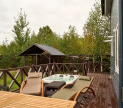 Коттедж с террасой и уличным джакузи в Ялкала