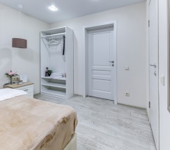 Улучшенная двухместная комната с 1 кроватью и собственной ванной комнатой в МК Распутина