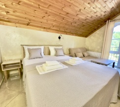 Двухместный номер Superior с балконом и с частичным видом на море двуспальная кровать в Green line