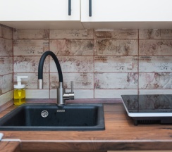 Двухместный номер с мини-кухней, двуспальной кроватью и ванной комнатой. в Goldie Home