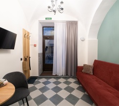 Апартаменты с большой кроватью, кухней-гостиной и отдельным входом в Двенадцать