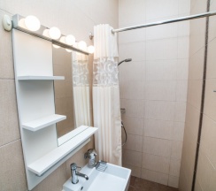 203 - Четырехместный номер с балконом и боковым видом на море в Азов Инн