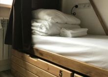 Кровать в 8-местном мужском номере №6 (удобства на этаже) в Hostel 65