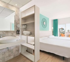 Двухместный номер с видом на бассейн двуспальная кровать в Hotel Best Lloret Splash