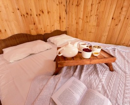 3-х местный «Домик» с двуспальной кроватью в Антиас